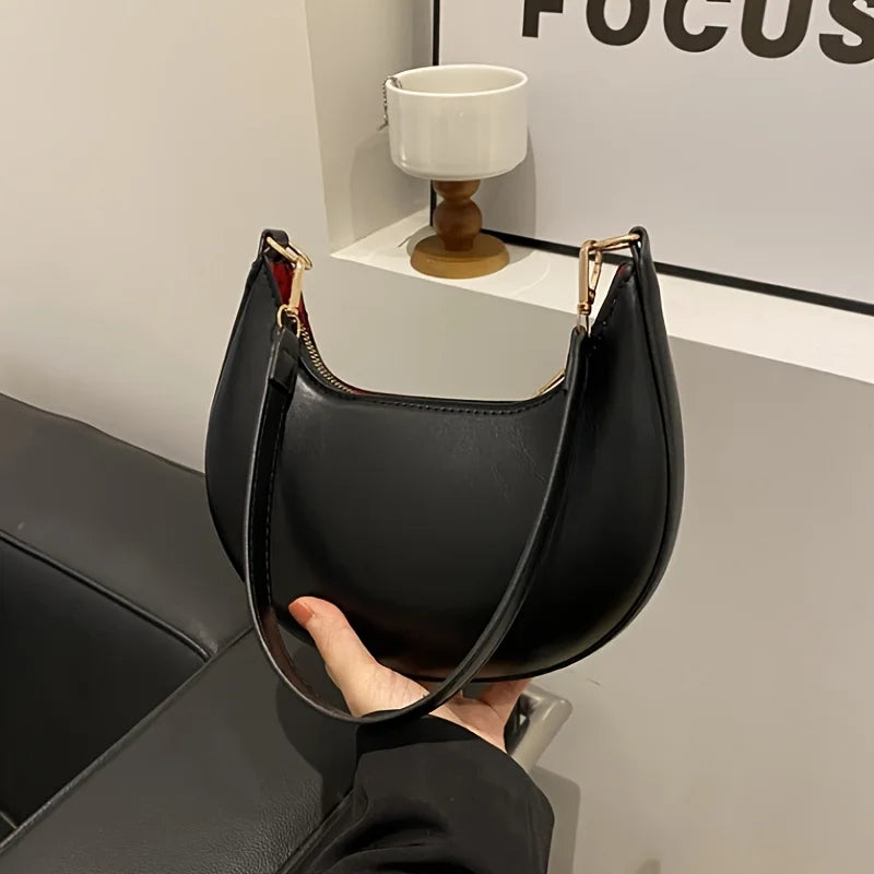 New Fashionable High-end Moon-shaped Baseball Bag, Showing Luxury,