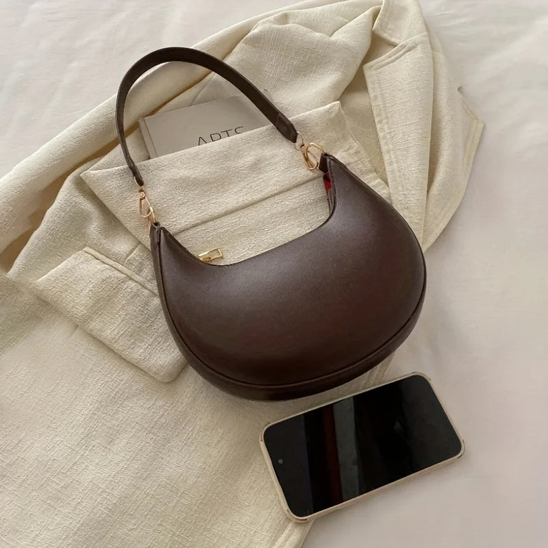 New Fashionable High-end Moon-shaped Baseball Bag, Showing Luxury,