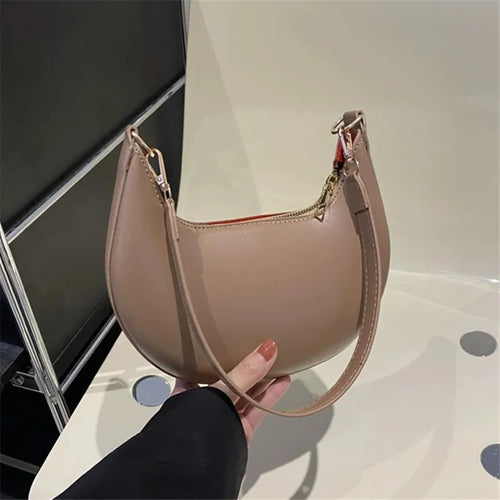 New Fashionable High-end Moon-shaped Baseball Bag, Showing Luxury,