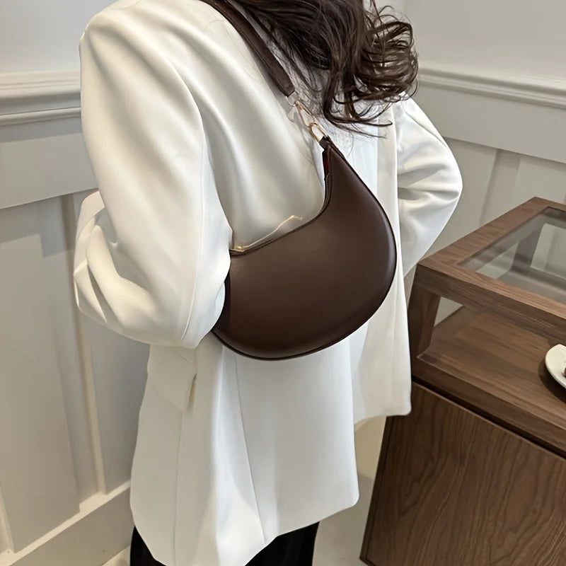 New Fashionable High-end Moon-shaped Baseball Bag, Showing Luxury,