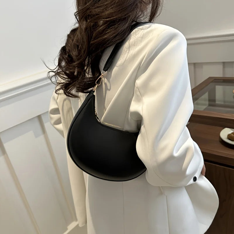 New Fashionable High-end Moon-shaped Baseball Bag, Showing Luxury,